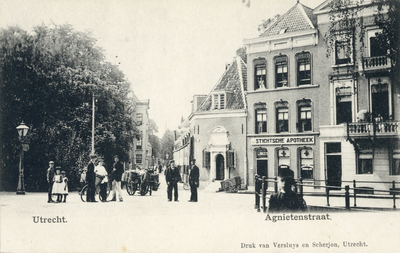 3734 Gezicht op de voorgevels van de huizen Nieuwegracht 201-205 te Utrecht met in het midden de Agnietenstraat.